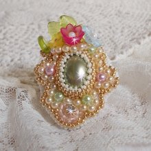 Anillo Envolée Fleurie bordado con un cabujón de resina de flores Lucite, perlas y rocallas